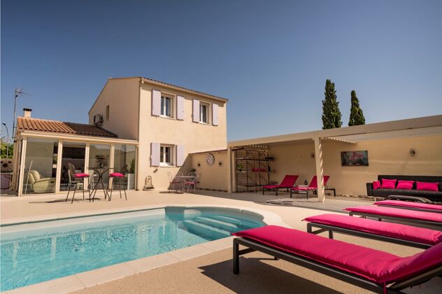 Villa for 5 ppl. with swimming-pool and garden at L'Isle-sur-la-Sorgue