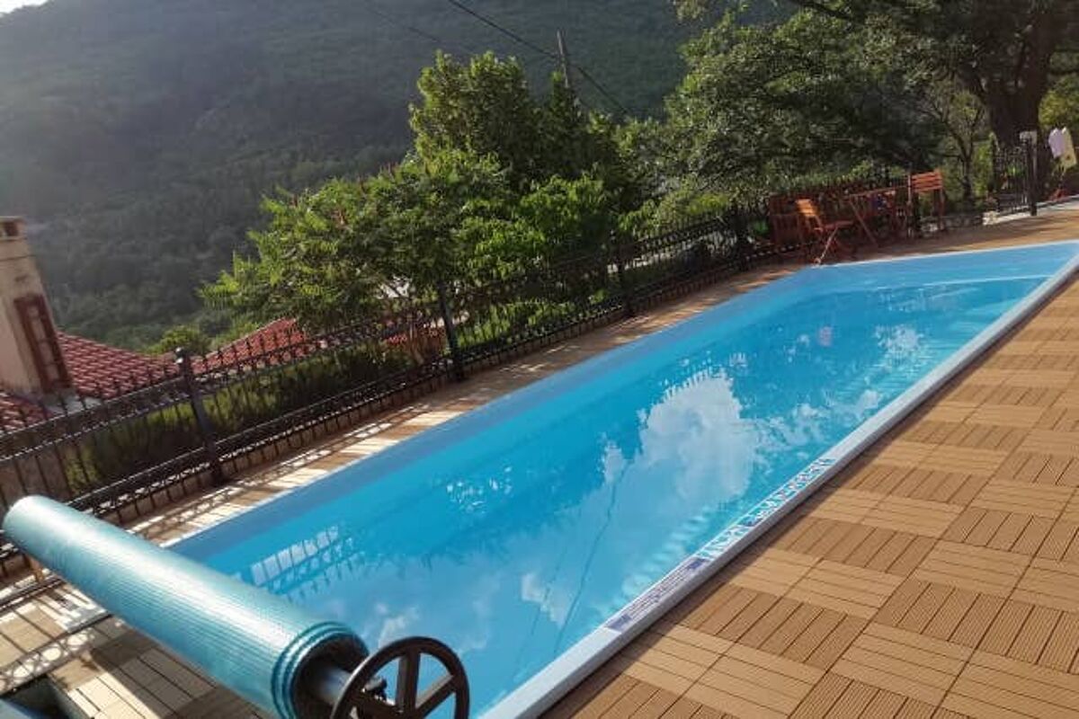 Vista sulla piscina Villa Golovik
