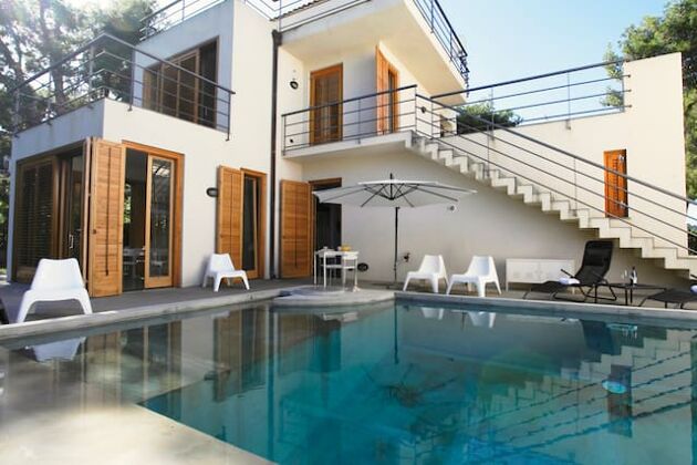 Villa 1 km vom Strand entfernt für 16 Pers. mit Schwimmbad und Balkon