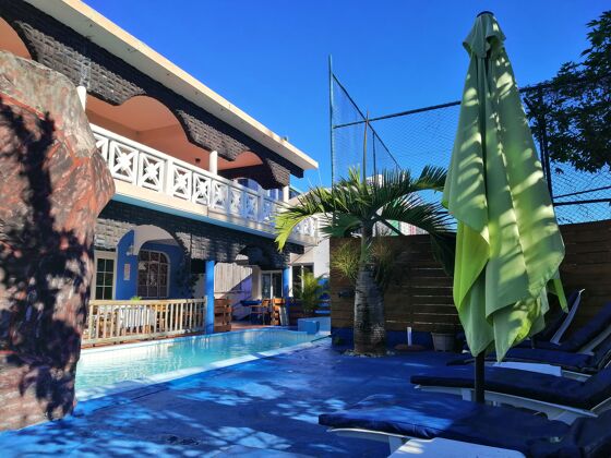 Villa à 500 m de la plage pour 30 pers. avec piscine à Quatre Cocos