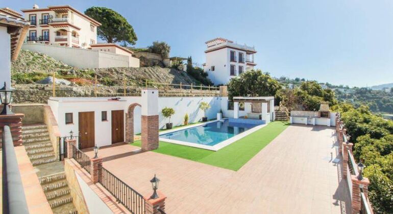 Maison à 15 km de la plage avec piscine partagée, jacuzzi et terrasse