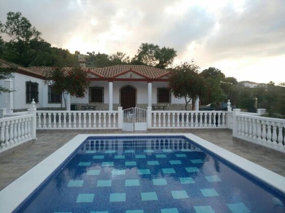 Chalet for 11 ppl. with swimming-pool and terrace at Prado del Rey