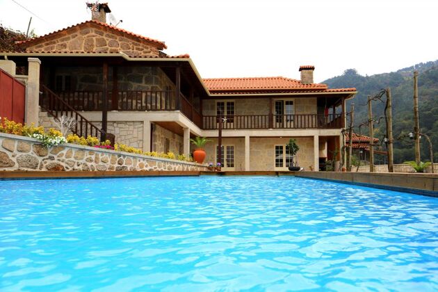 Villa pour 6 pers. avec piscine, jardin et terrasse à Terras de Bouro