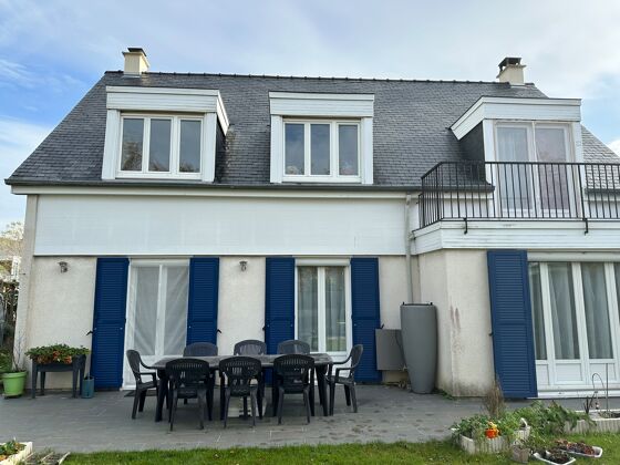 Spacious house for 8 ppl. with garden and terrace at Élancourt