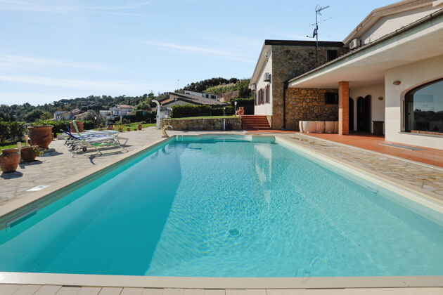 Villa per 8 pers. con piscina, jacuzzi e giardino a Castellaccio