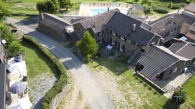 Bonita casa para 6 pers. con piscina compartida y terraza en Gravières