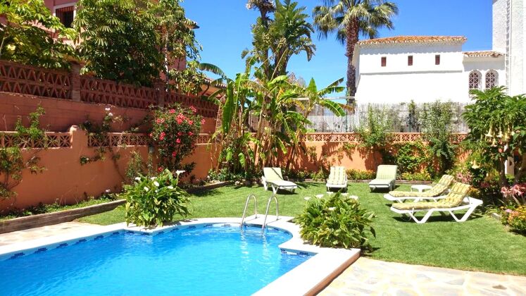 250 m away from the beach! Big villa with swimming-pool and jacuzzi