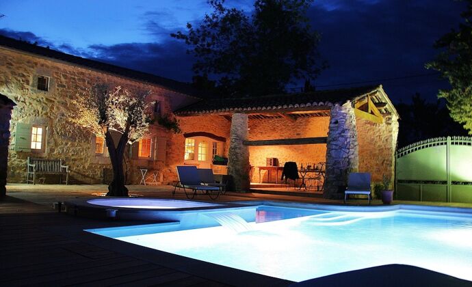 Villa für 6 Pers. mit Schwimmbad, jacuzzi und Garten in Lussan