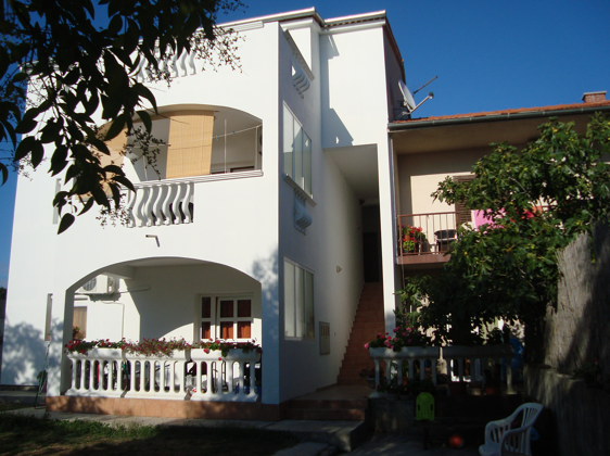 Apartamento para 4 pers. con vistas al mar, jardín y balcón en Zadar