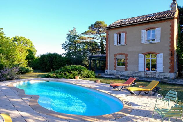 Amazing villa for 15 ppl. with swimming-pool and terrace at Pontevès