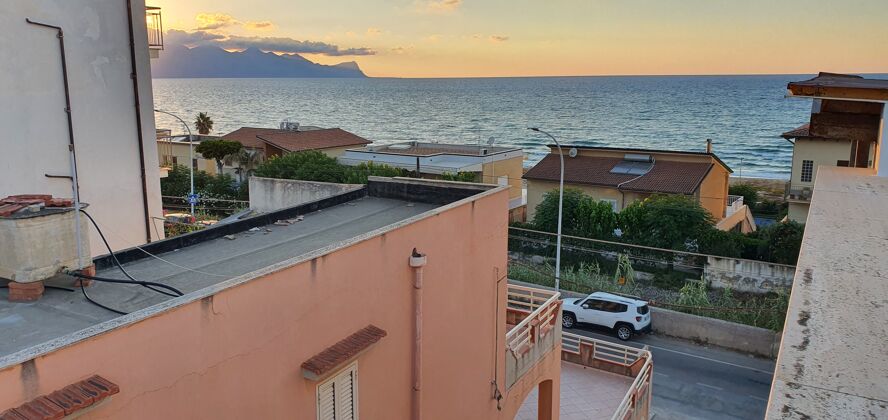 Spacious house for 8 ppl. with sea view, terrace and balcony at Alcamo