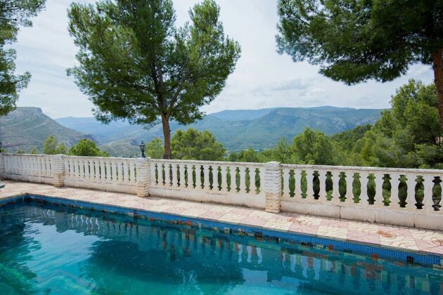Villa for 12 ppl. with swimming-pool, garden and terrace at Chulilla