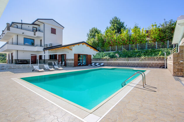 Villa per 17 pers. con piscina, giardino, terrazza e balcone a Caiazzo