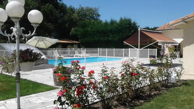 Beautiful house for 8 ppl. with shared pool and terrace at Bégadan