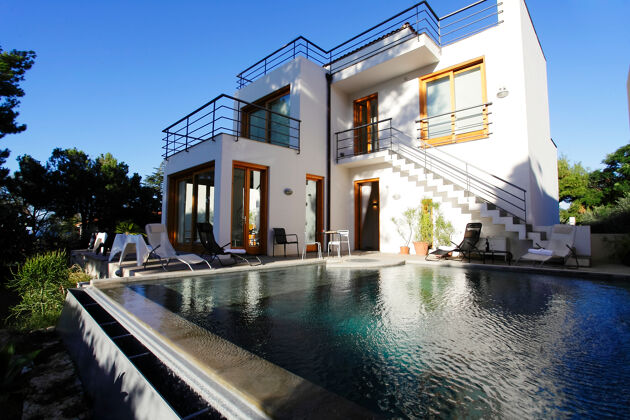 Amazing villa 950 m away from the beach for 19 ppl. with swimming-pool