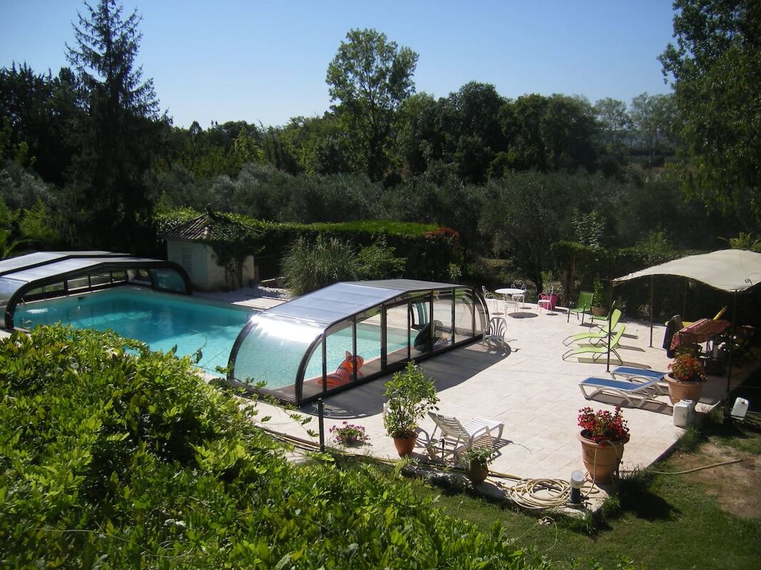 Vista sulla piscina Villa Pouzols