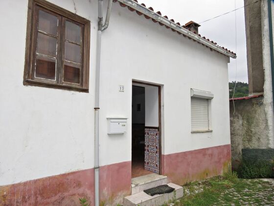 Nettes Haus für 3 Pers. mit Terrasse in Miranda do Corvo