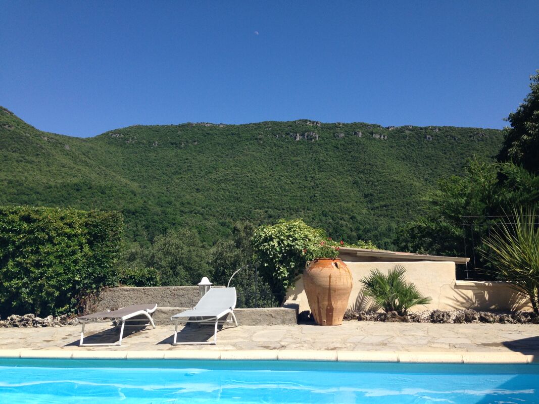 Vista sulla piscina Casa Saint-Julien-de-la-Nef