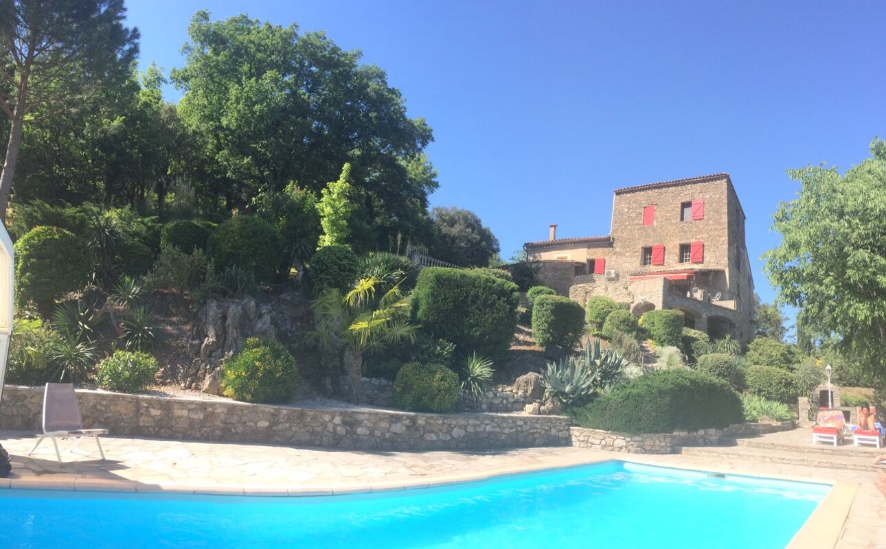 Vista a la piscina Casa Saint-Julien-de-la-Nef