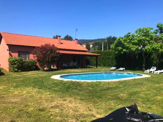 Villa à 8 km de la plage pour 4 pers. avec piscine à Pontevedra