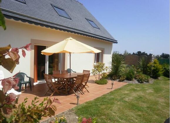 House 400 m away from the beach for 8 ppl. with garden at Plougrescant