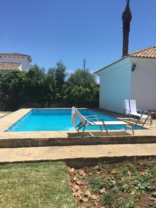 Villa 10 km away from the beach with swimming-pool, jacuzzi and garden