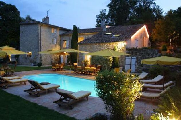 Amazing studio for 2 ppl. with shared pool and garden at Forcalquier