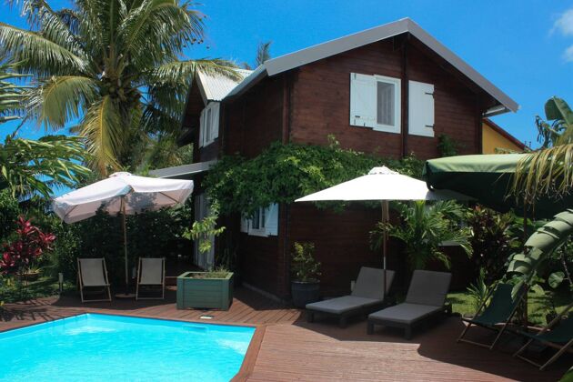 Chalet 15 km away from the beach with shared pool, jacuzzi and terrace