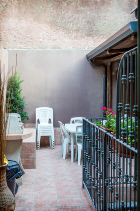 House 1 km away from the beach for 4 ppl. with terrace at Catania