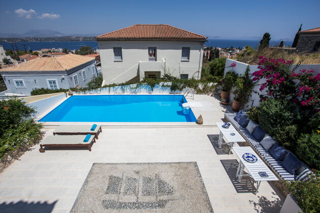 Villa 900 m vom Strand entfernt für 10 Pers. mit Schwimmbad in Spetses