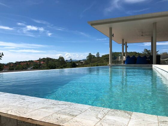 House 700 m away from the beach with swimming-pool and jacuzzi
