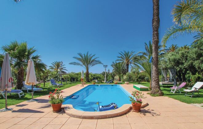 Amazing villa 800 m away from the beach for 19 ppl. with swimming-pool