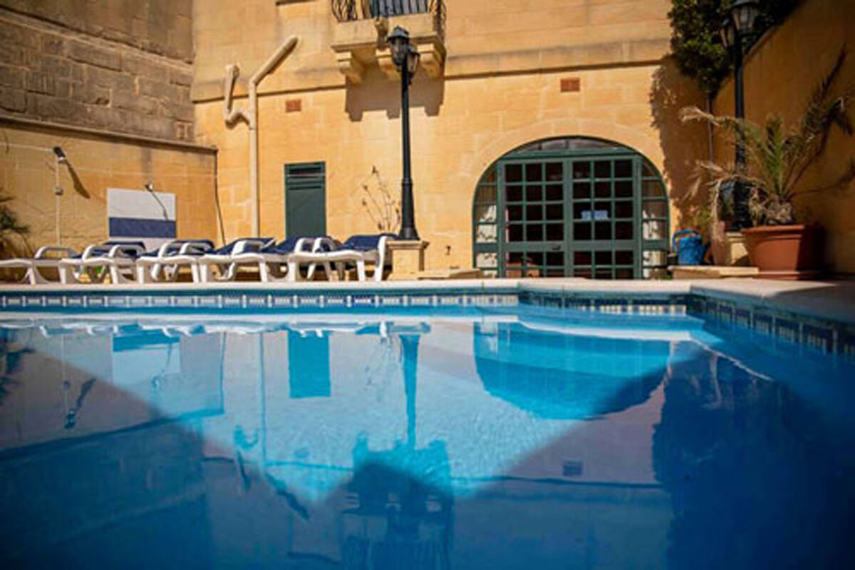 Vista sulla piscina Villa Għasri