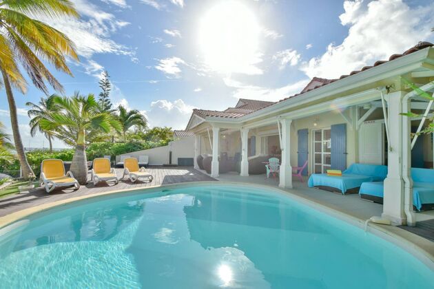 10 m away from the beach! Spacious villa with shared pool and jacuzzi