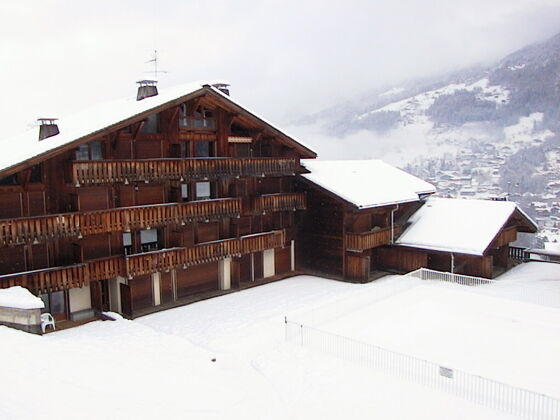 Appartamento a 100 m dalle piste da sci con accesso piscina e balcone