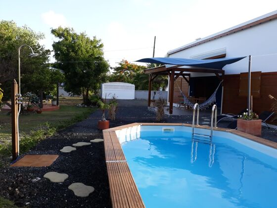 Villa a 4 km de la playa para 4 pers. con piscina y jardín en Le Moule