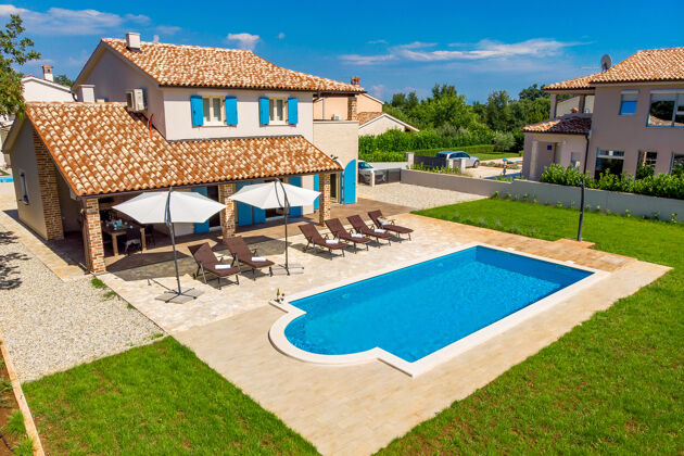 Espaciosa villa para 8 pers. con piscina, terraza y balcón en Hreljići