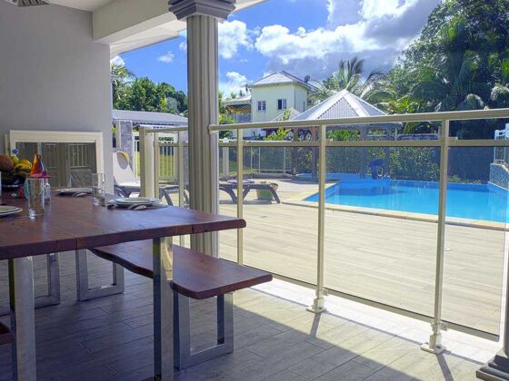 Appartement 10 km away from the beach with shared pool and jacuzzi
