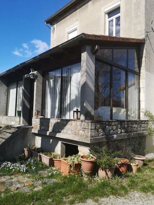 Nettes Haus für 4 Pers. mit Terrasse in Saint-Sernin