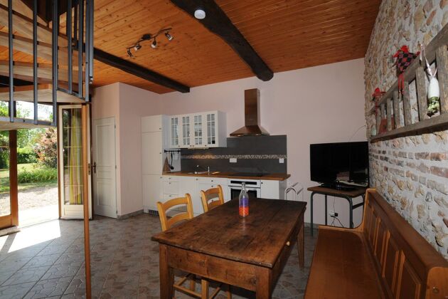Nice house for 5 ppl. with shared pool and garden at Avrilly
