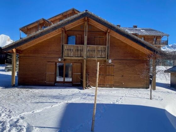 Chalet 200 m away from the slopes with shared pool, sauna and terrace