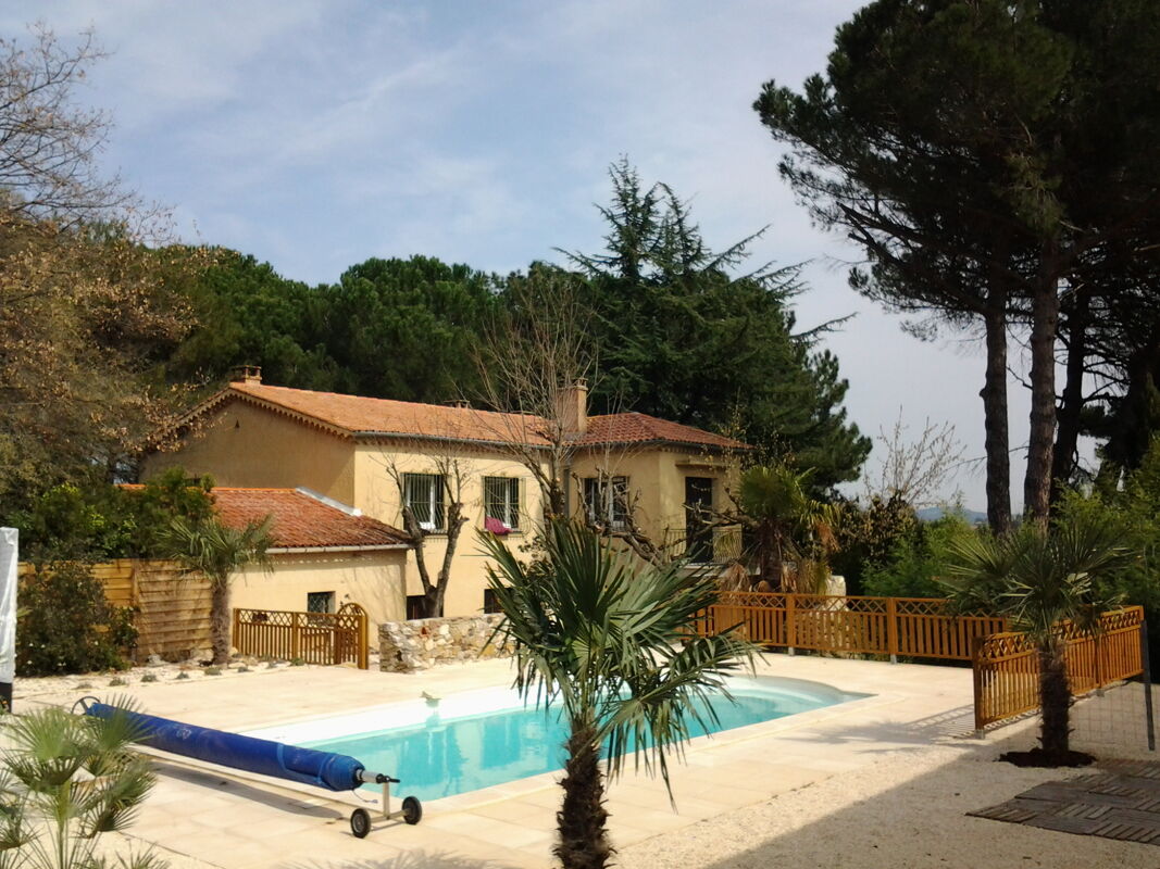 Vista sulla piscina Casa Bagnols-sur-Cèze