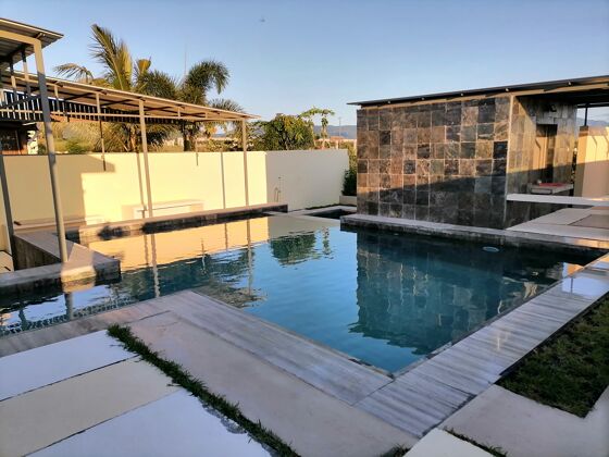 Villa à 2 km de la plage pour 11 pers. avec piscine, jacuzzi et jardin