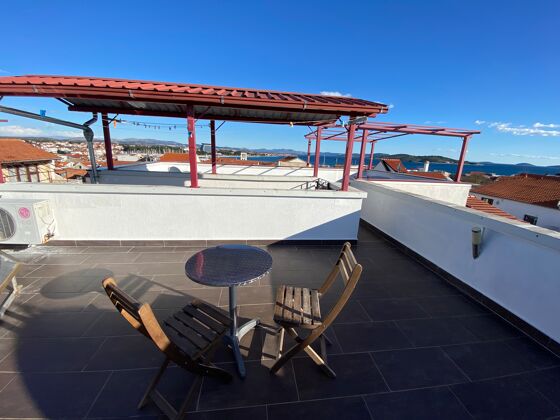 Bonito apartamento para 6 pers. con vistas al mar y terraza en Vodice