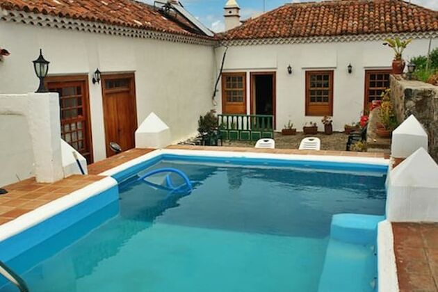 House 10 km away from the beach for 2 ppl. with shared pool and garden