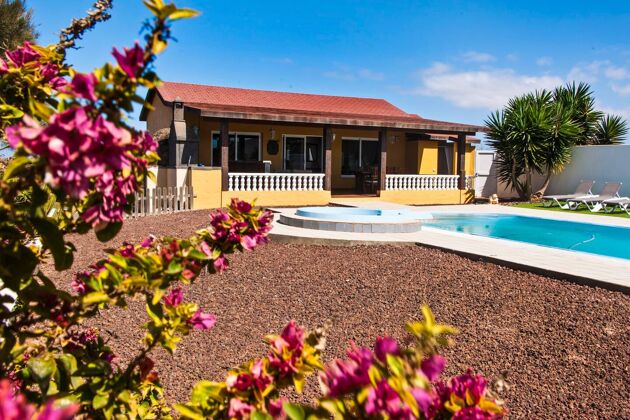 Villa 1 km away from the beach with swimming-pool, jacuzzi and garden