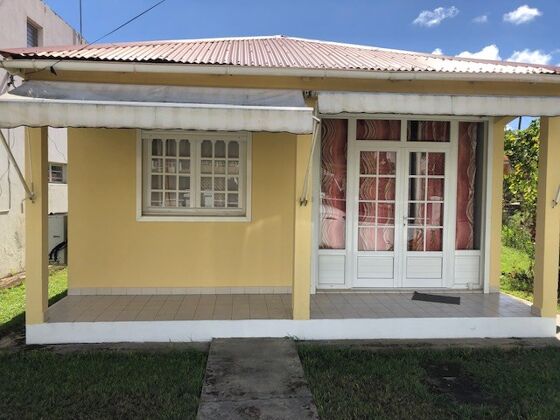 House 1 km away from the beach for 2 ppl. with garden at Sainte Anne