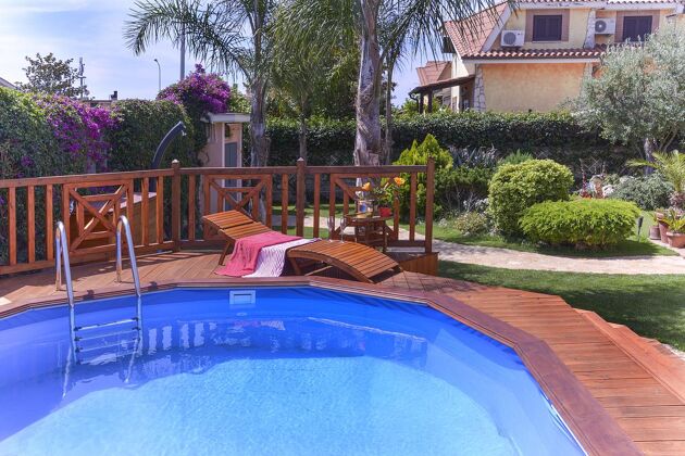 Villa 2 km away from the beach with swimming-pool, jacuzzi and garden