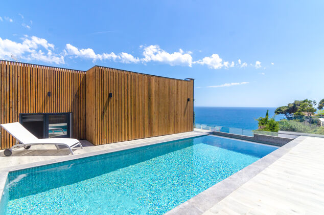¡A 100 m de la playa! Villa para 12 pers. con piscina en Lloret de Mar
