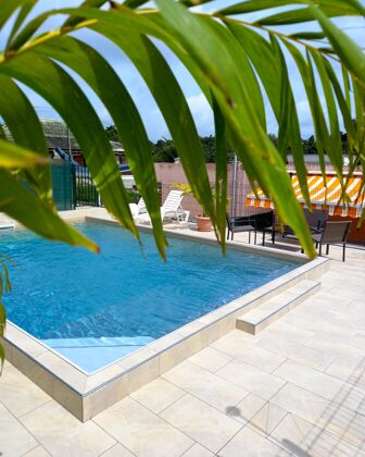 Casa para 2 pers. con piscina compartida y terraza en Petit Bourg